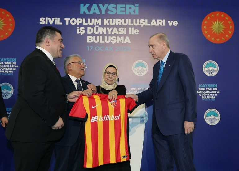 Cumhurbaşkanı Erdoğan’a Kayserispor forması hediye edildi