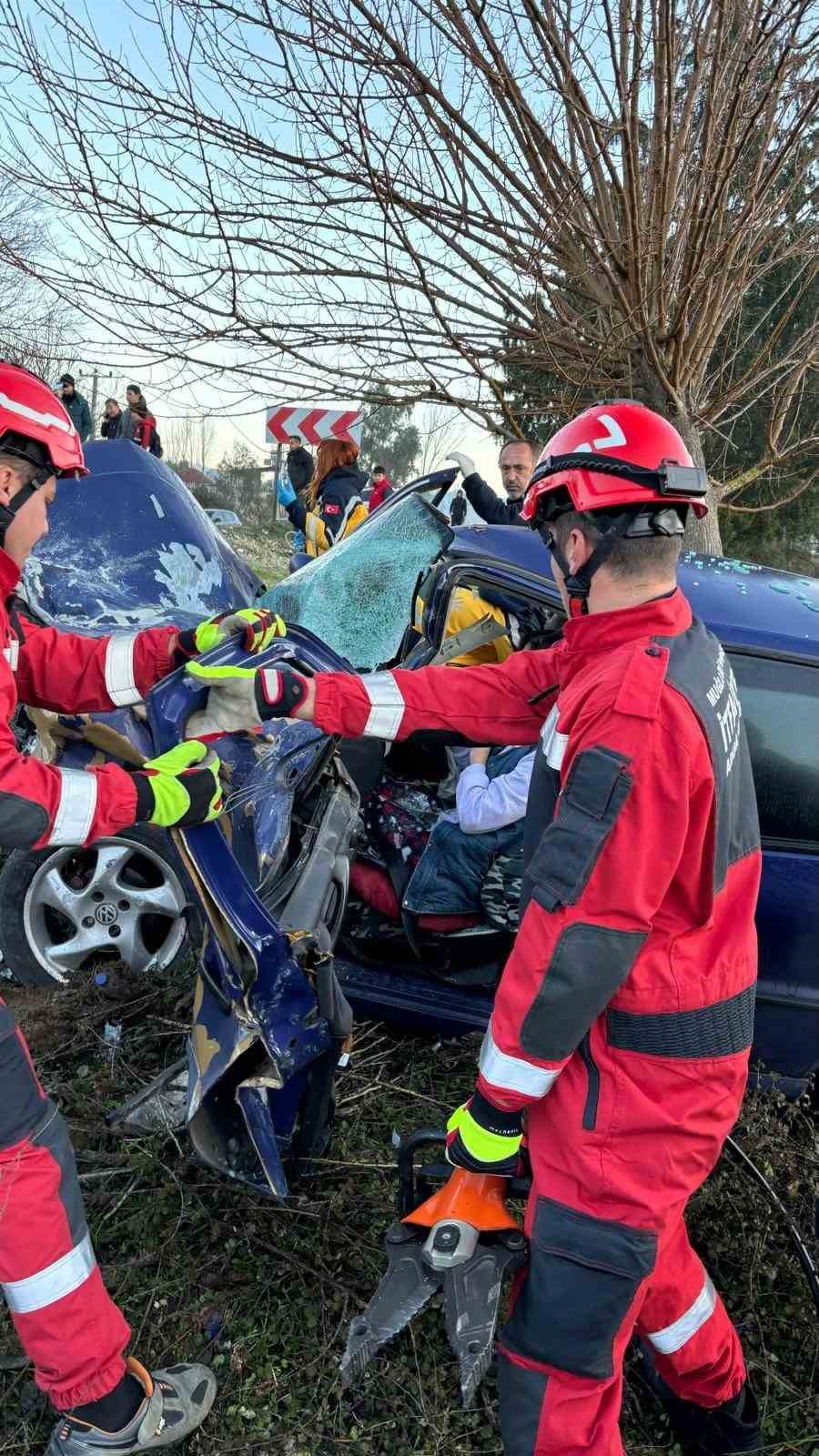 Seydikemer’de minibüs ile otomobil çarpıştı: 3 yaralı
