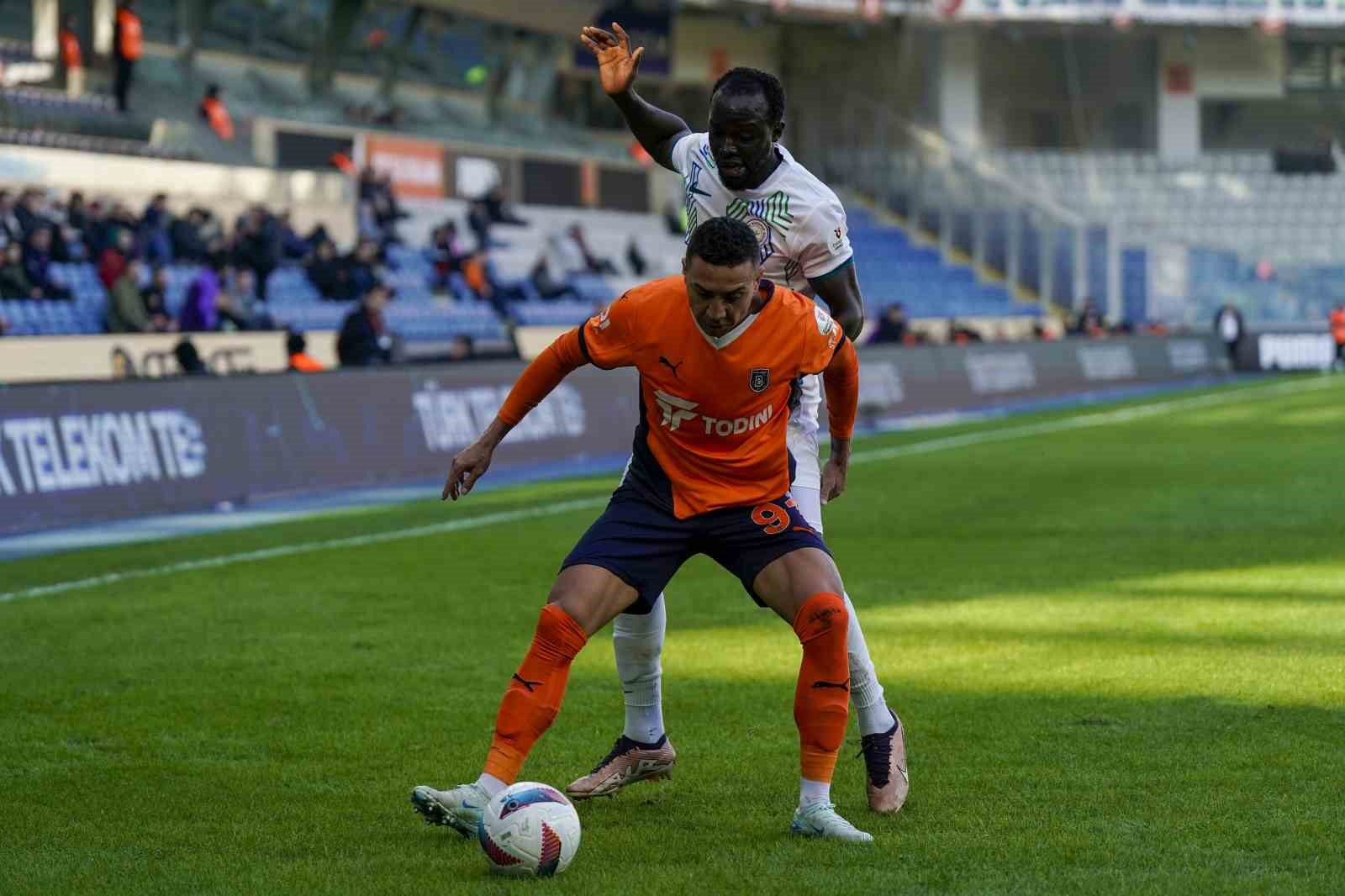 Trendyol Süper Lig: Başakşehir: 1 - Çaykur Rizespor: 0 (İlk yarı)
