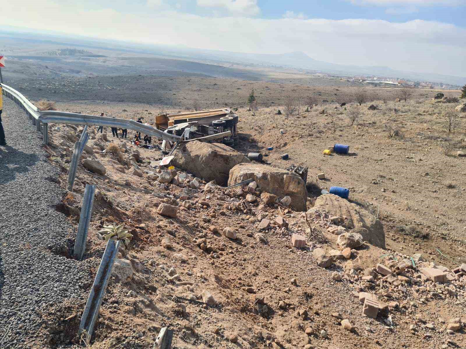 Niğde’de kamyon devrildi: 1 ölü, 1 yaralı