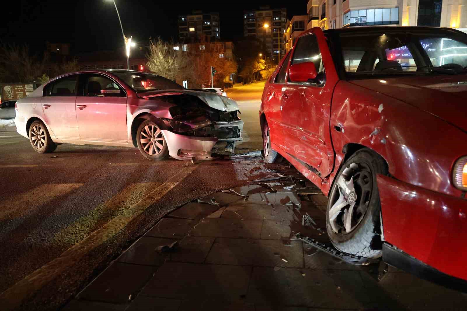 Kırmızı ışık ihlali kazaya neden oldu: 2 yaralı