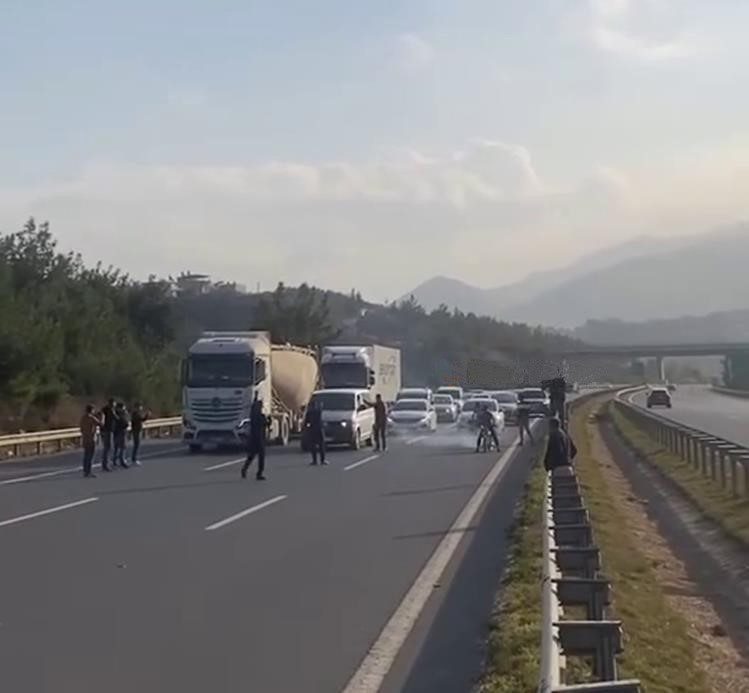 Otoyolu kapatarak yarış yapan motorculara 523 bin TL ceza