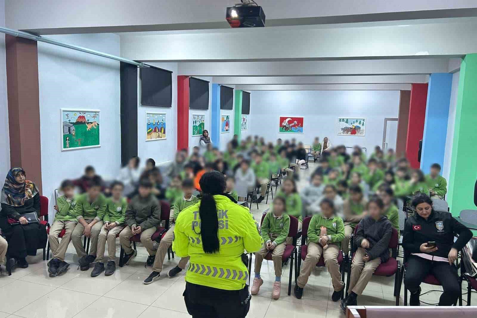 Emniyetten &ccedil;ocuklara g&uuml;venlik eğitimi
