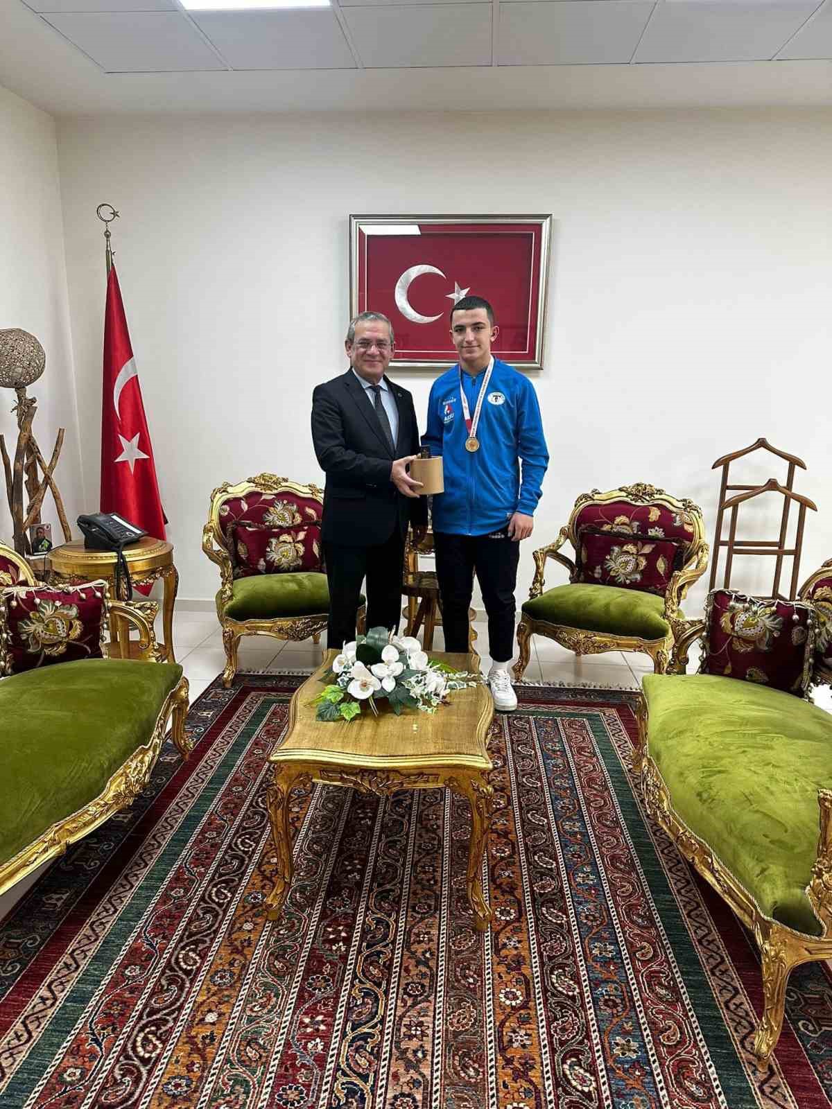 Kaymakam Eriş, T&uuml;rkiye şampiyonunu ağırladı
