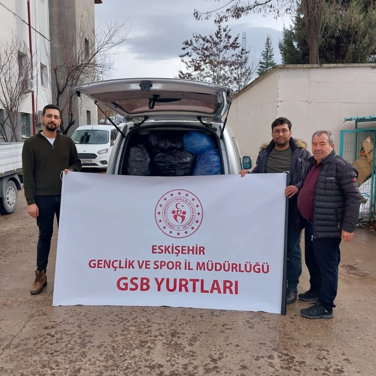 &Ouml;ğrenciler mavi kapak projesiyle engellilere destek olmaya devam ediyor
