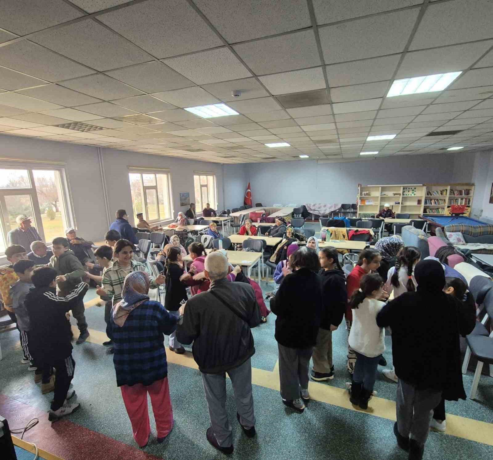 Ortaokul &ouml;ğrencilerinden huzurevine ziyaret
