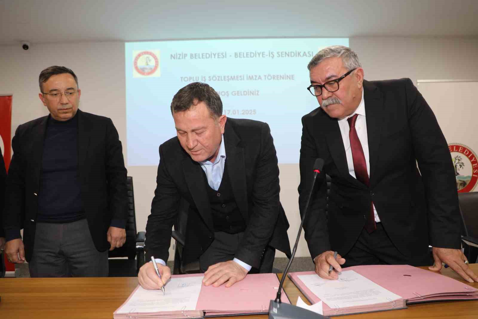 Nizip Belediyesi iş&ccedil;ileri, zamlı maaşlarını halaylarla kutladı
