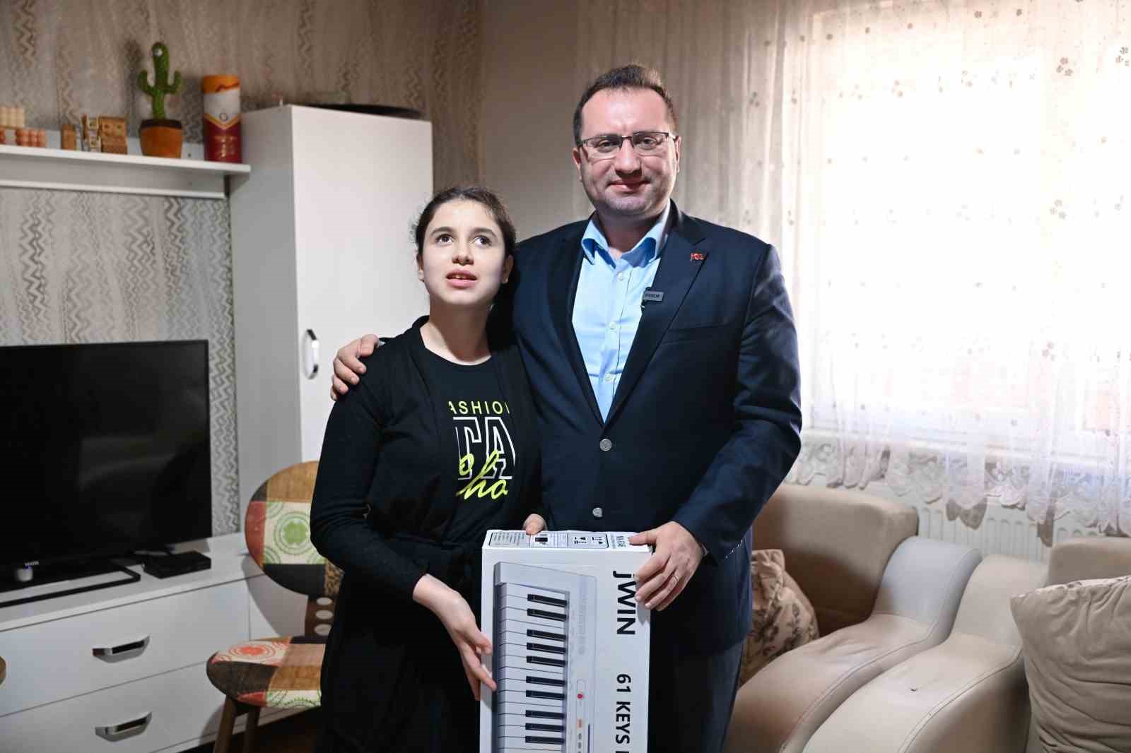 Başkan Bahçetepe’den, Ayşegül’e karne hediyesi