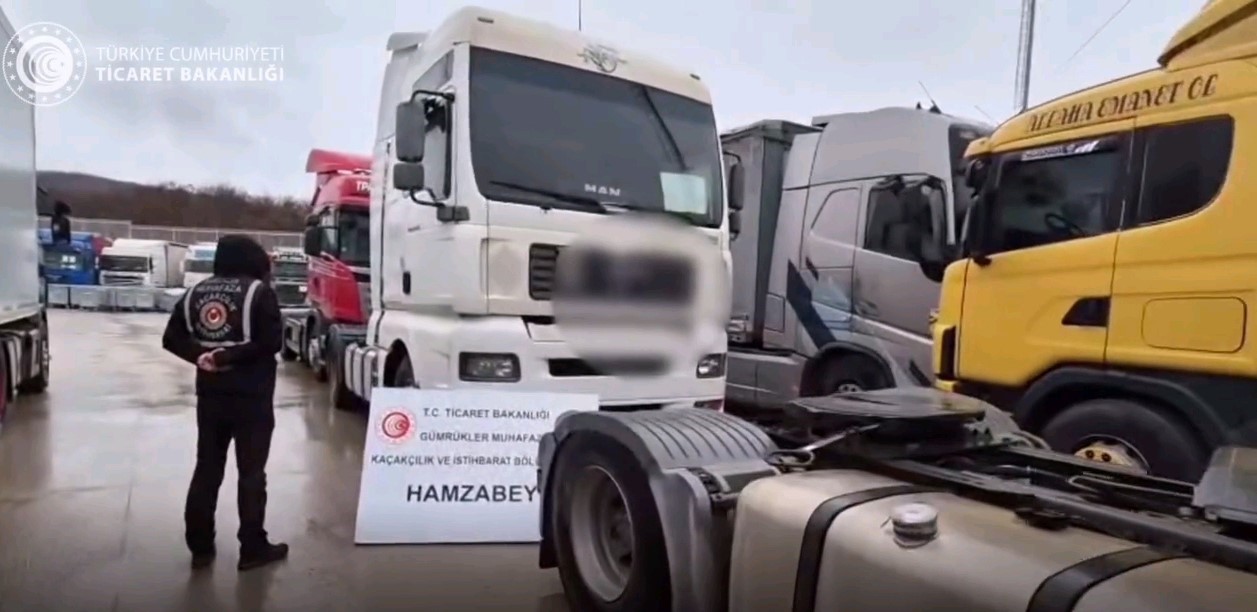 Ka&ccedil;ak tır ve dorseler g&uuml;mr&uuml;ğe takıldı
