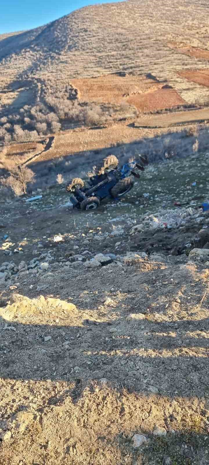 Gerc&uuml;ş&rsquo;te trakt&ouml;r devrildi: 1 yaralı
