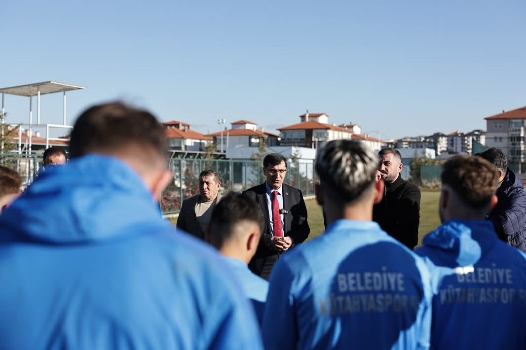 Başkan Ey&uuml;p Kahveci&rsquo;den Belediye K&uuml;tahyaspor&rsquo;a nmoral ziyareti
