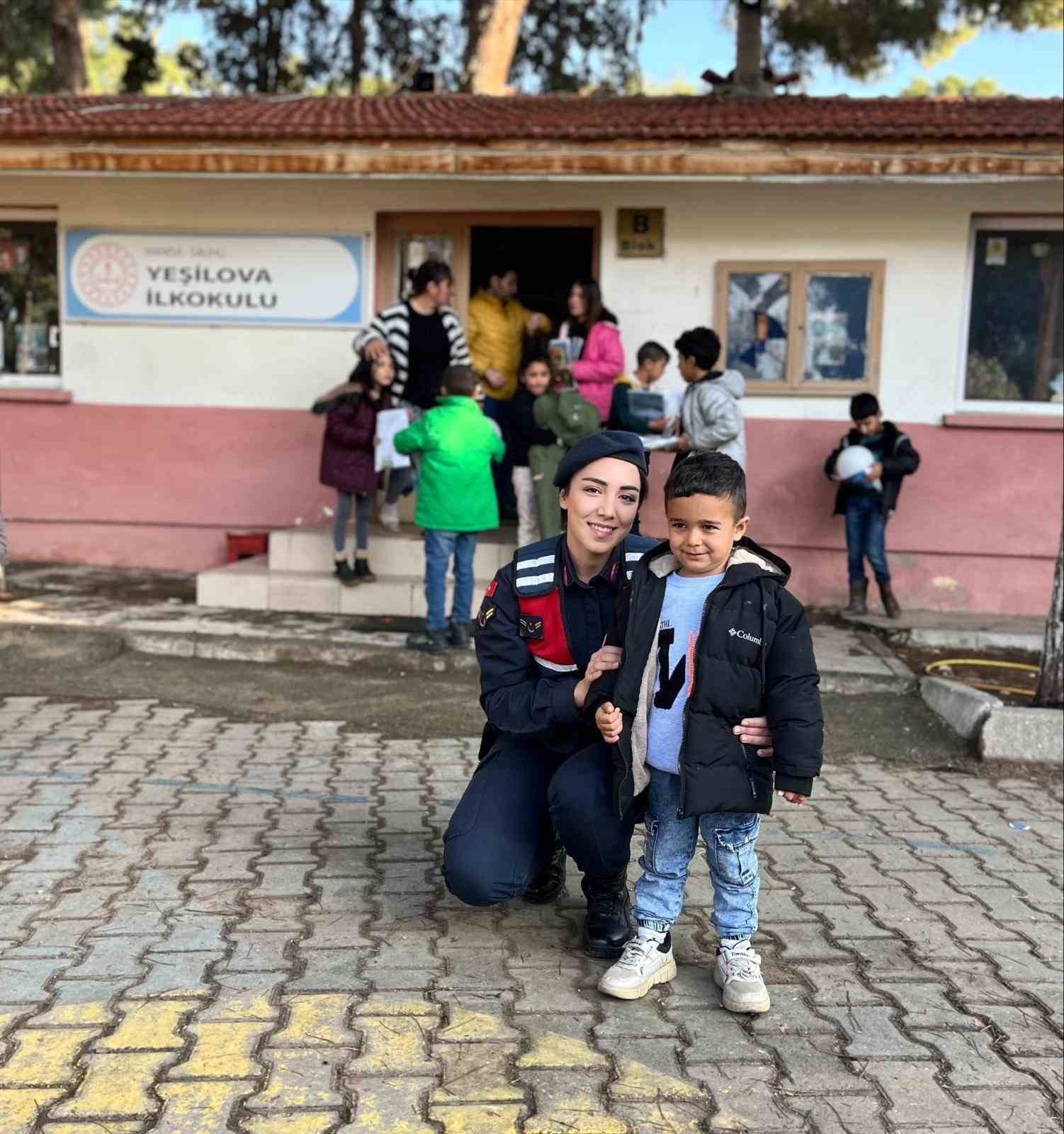 Salihli Jandarma, &ouml;ğrencileri bilgilendirdi
