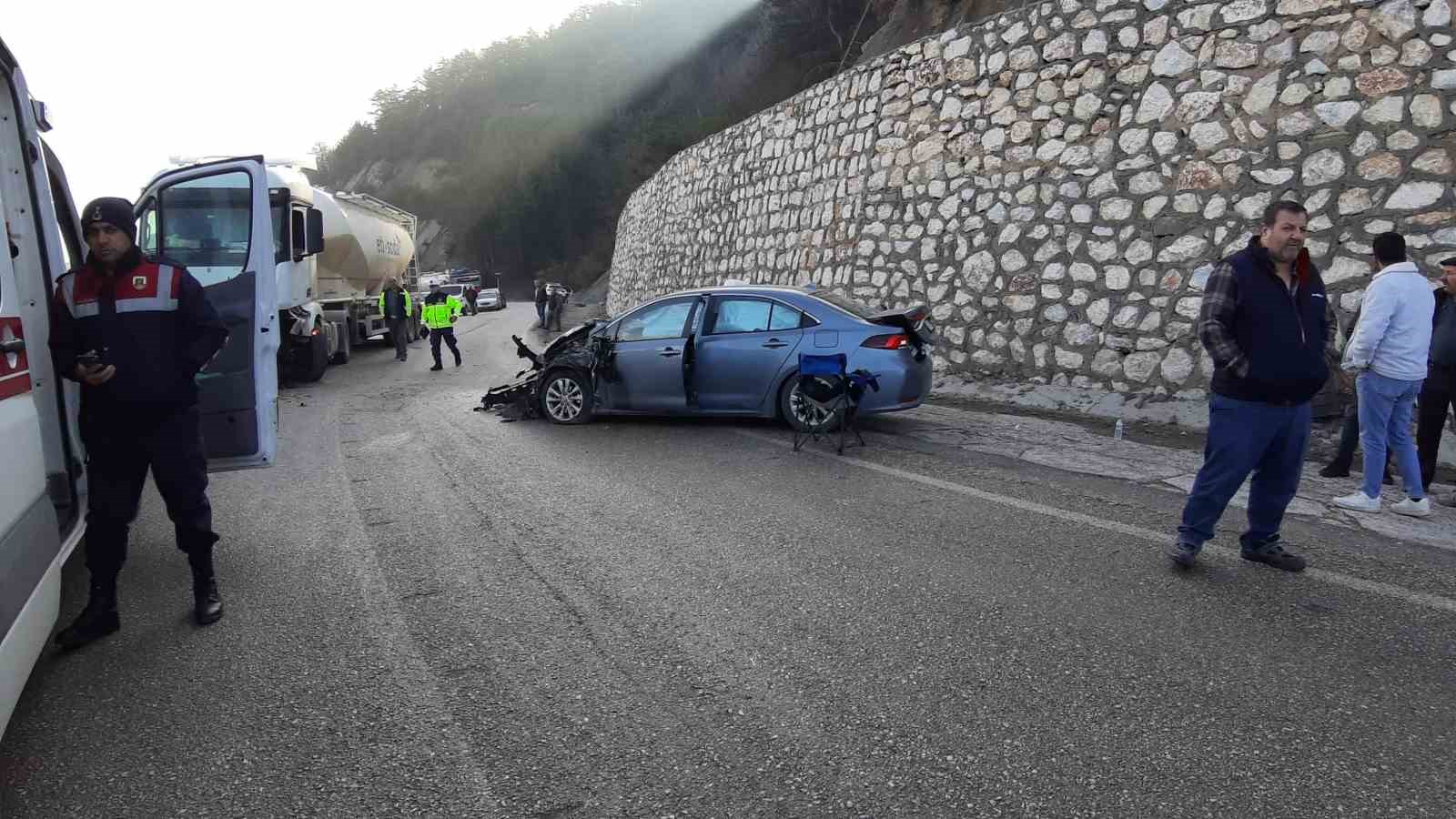 Tırla otomobil çarpıştı: 4 yaralı