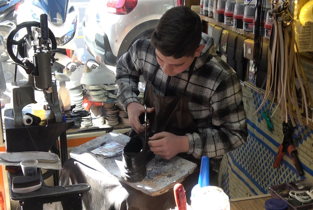 Kilis&rsquo;te 42 yıllık ayakkabı tamircisi baba mesleğini s&uuml;rd&uuml;r&uuml;yor
