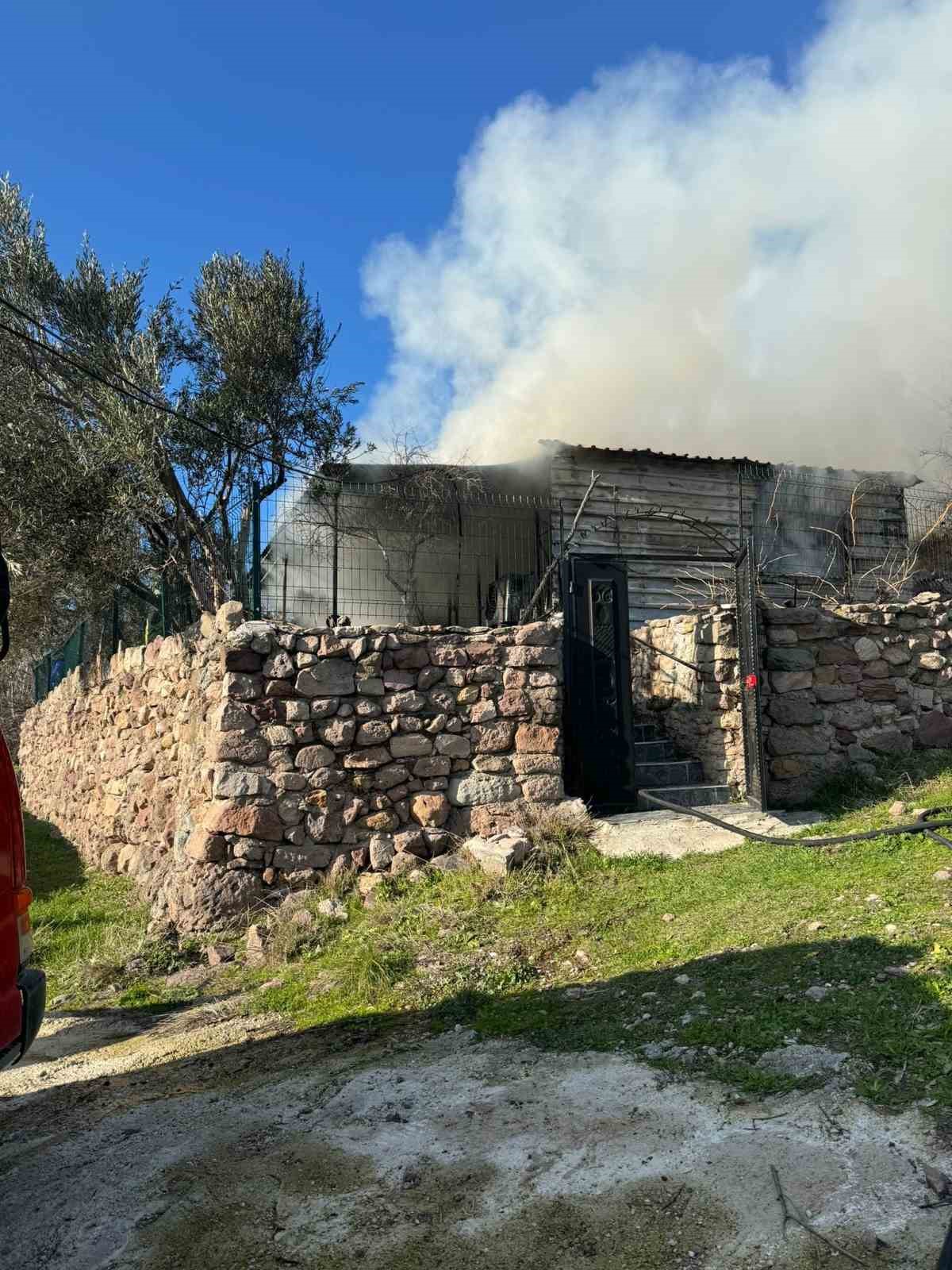 Çanakkale’de yanan ev kullanılamaz hale geldi
