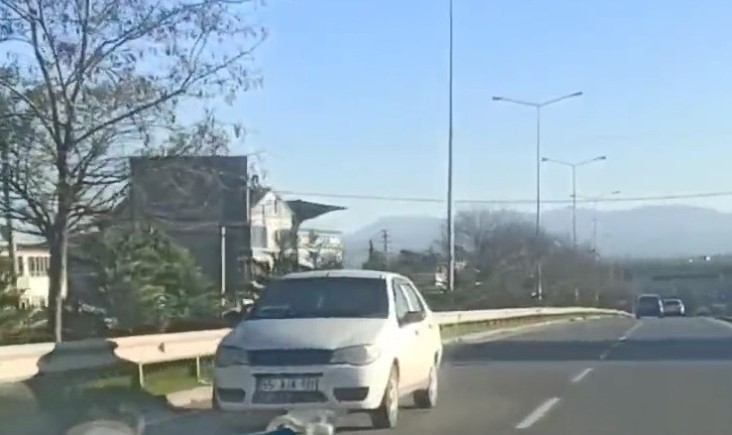 Trafikte tersine hareketler: Bu kez geri geri gitti
