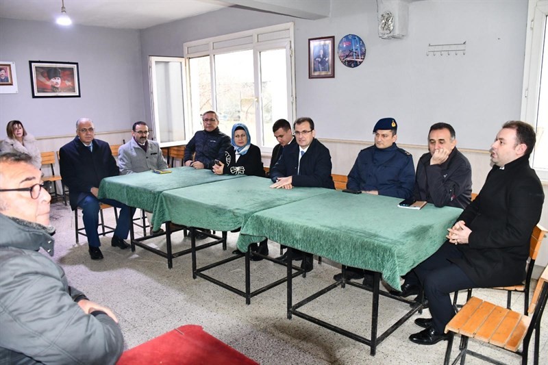 Salihli Kaymakamı G&uuml;ldoğan, 2 mahallede talepleri dinledi

