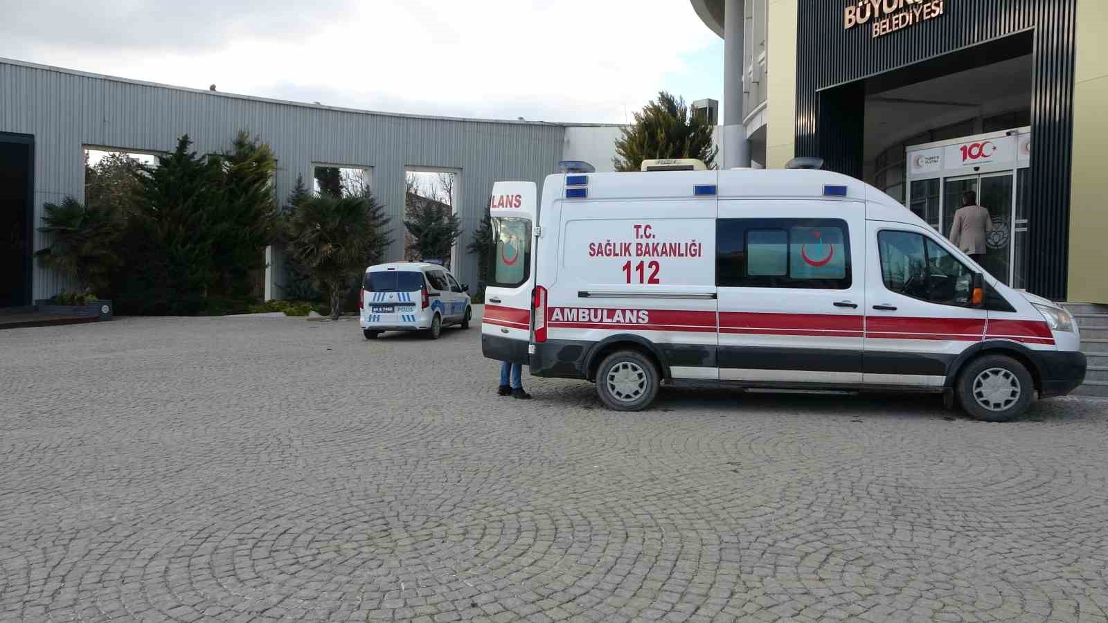 Bı&ccedil;aklı saldırıda ağır yaralanan gen&ccedil; belediyeye sığındı

