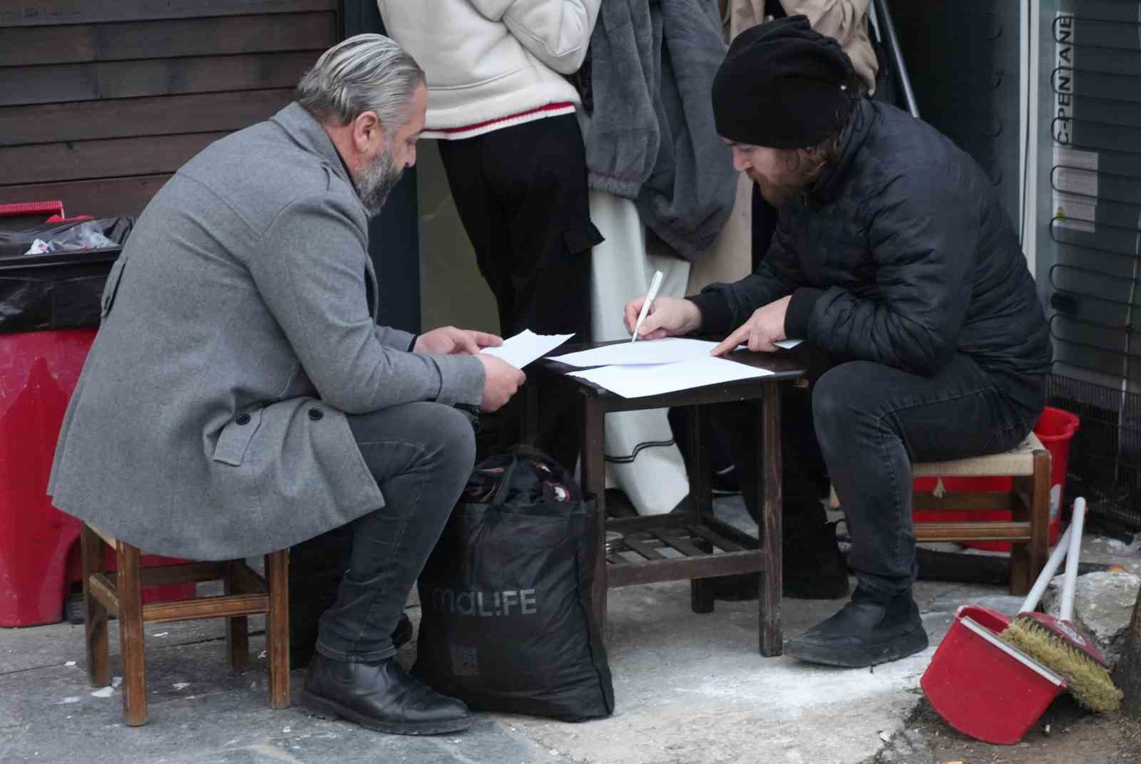 Mağazadan 40 par&ccedil;a giysi &ccedil;alan 3 kız kovalamaca sonucu yakalandı
