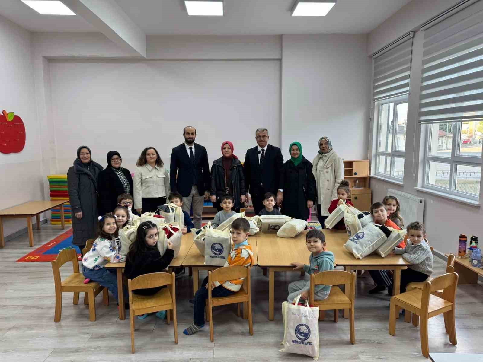 Başkan Elbi öğrencilere mont ve bot hediye etti