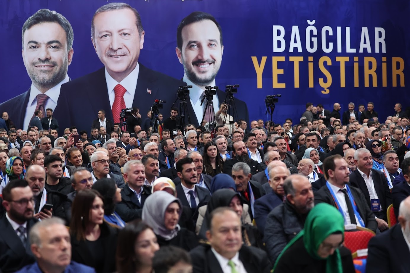 Bakan Kacır: &quot;Biz hizmet aşkıyla siyaset yapanlarız, durmak duraksamak bilmeyiz”