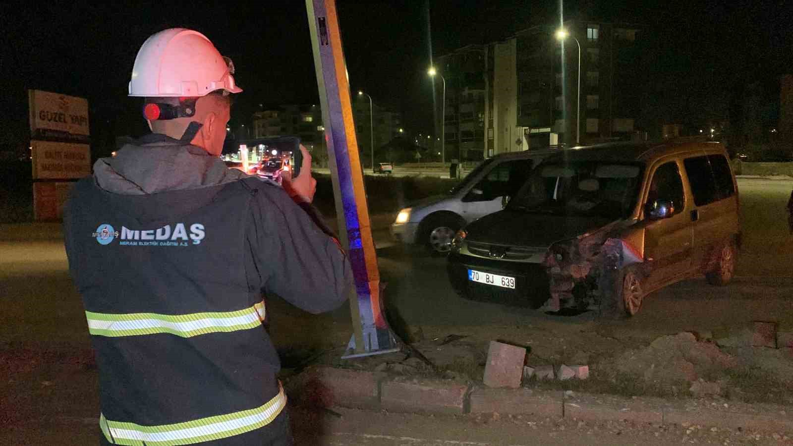 Kontrolden çıkan hafif ticari araç, aydınlatma direğine çarptı