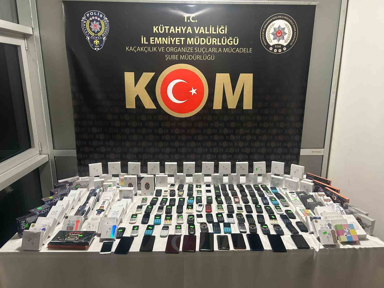 Kütahya’da gümrük kaçağı 102 telefon ve 25 akıllı saat ele geçirildi