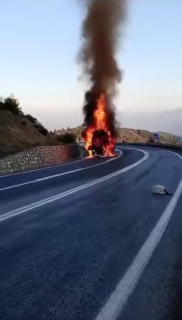 Sakarya’da seyir halindeki tır alev alev yandı
