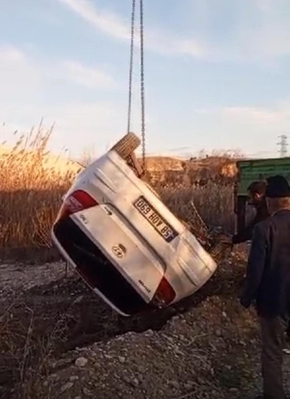 Gezintiye çıkan çiftin aracı Fırat Nehri’ne uçtu
