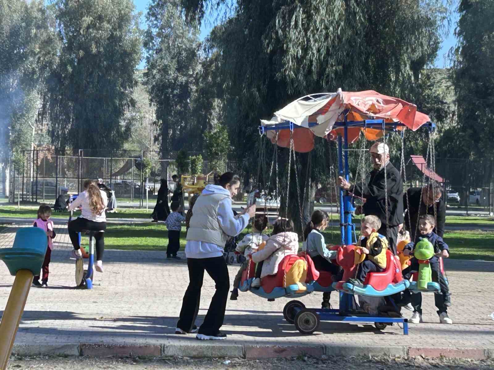 Sıcak havada piknik alanları doldu