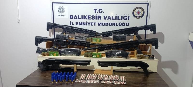 Balıkesir’de bir kadını darbeden şahsın evinde silahlar ele geçirildi