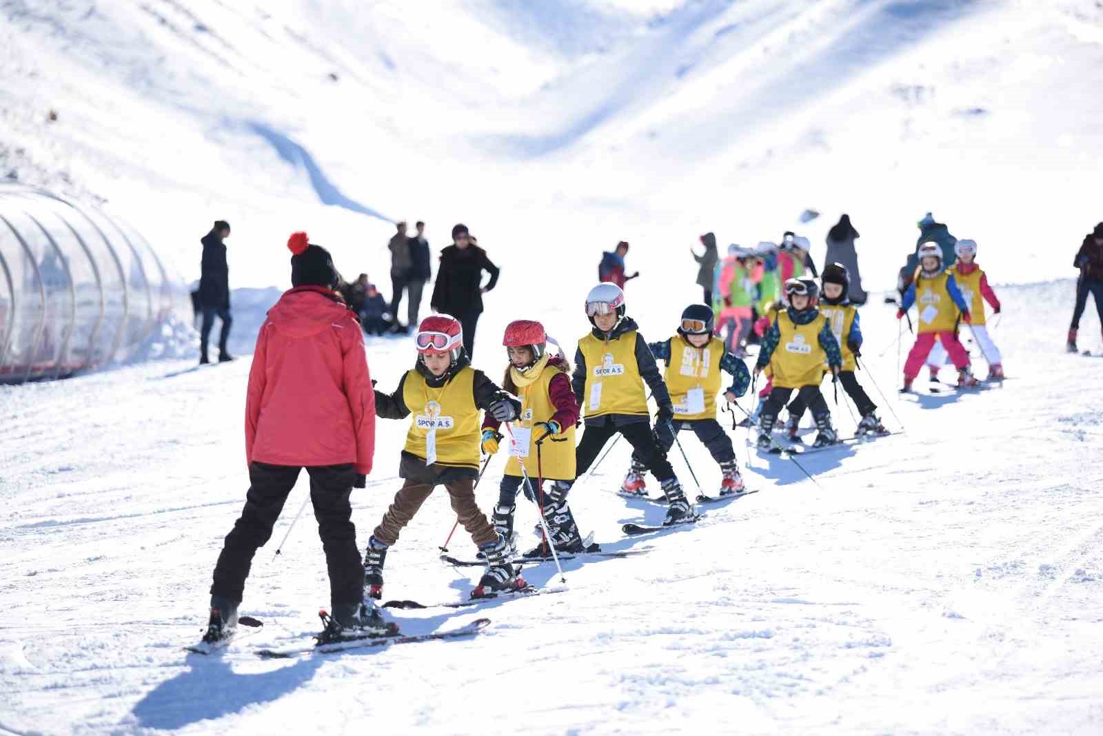 Erciyes Kayak Okulu’nda sömestir dönemi kayak ve snowboard eğitimleri başladı