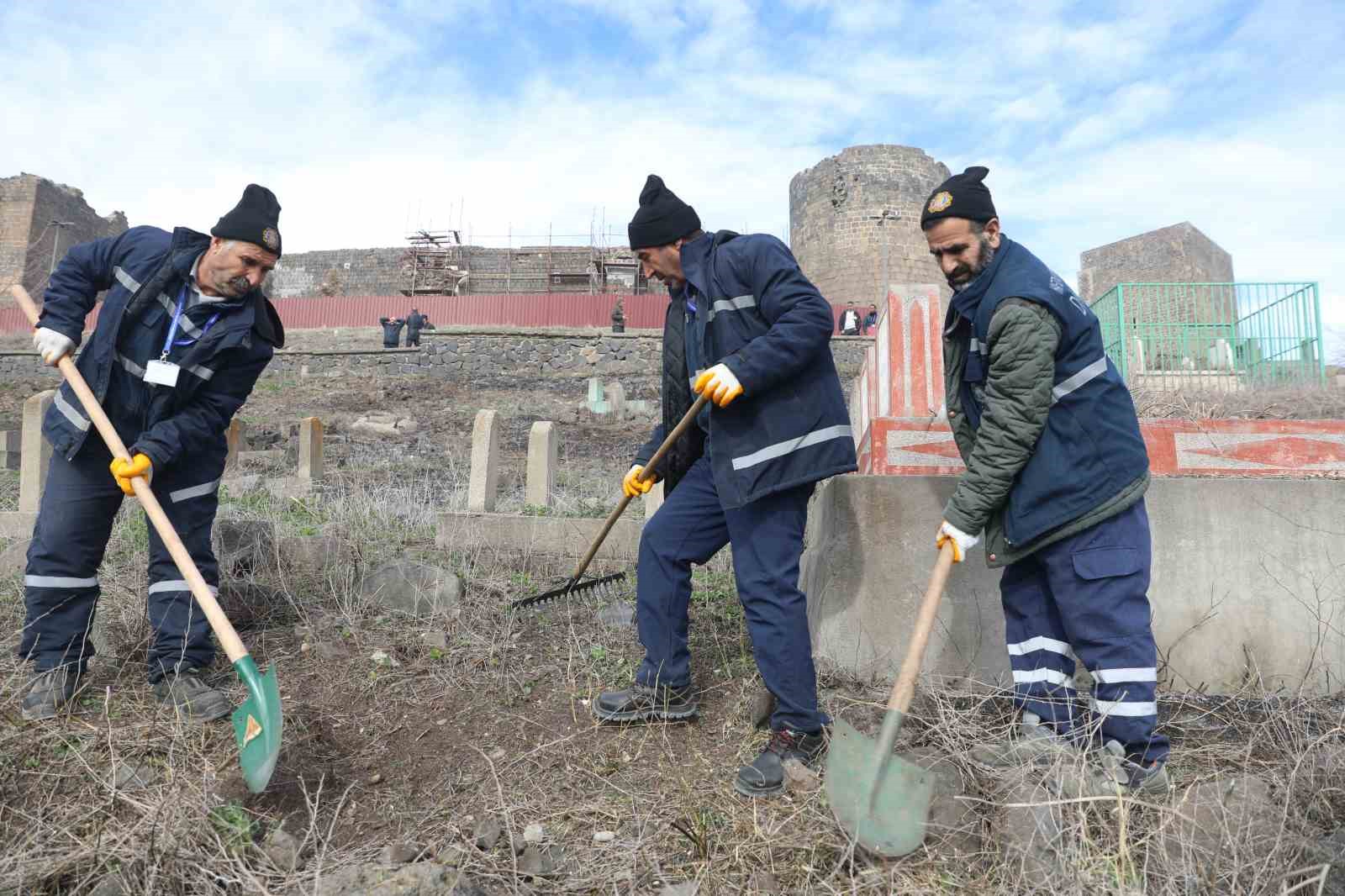 Diyarbakır’da mezarlıklarda temizlik çalışması