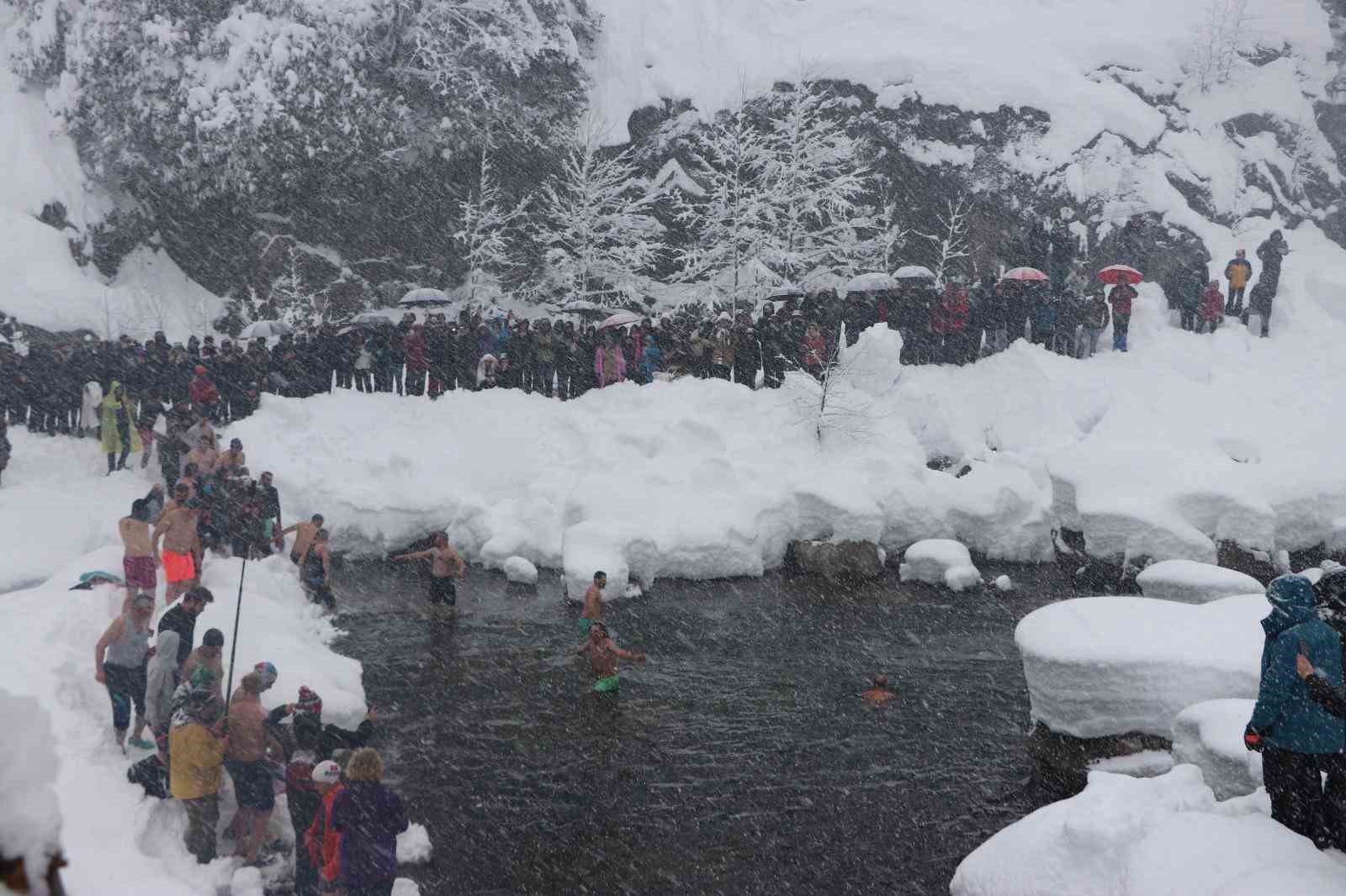 Buz gibi suda ’Yüzme Şenliği’