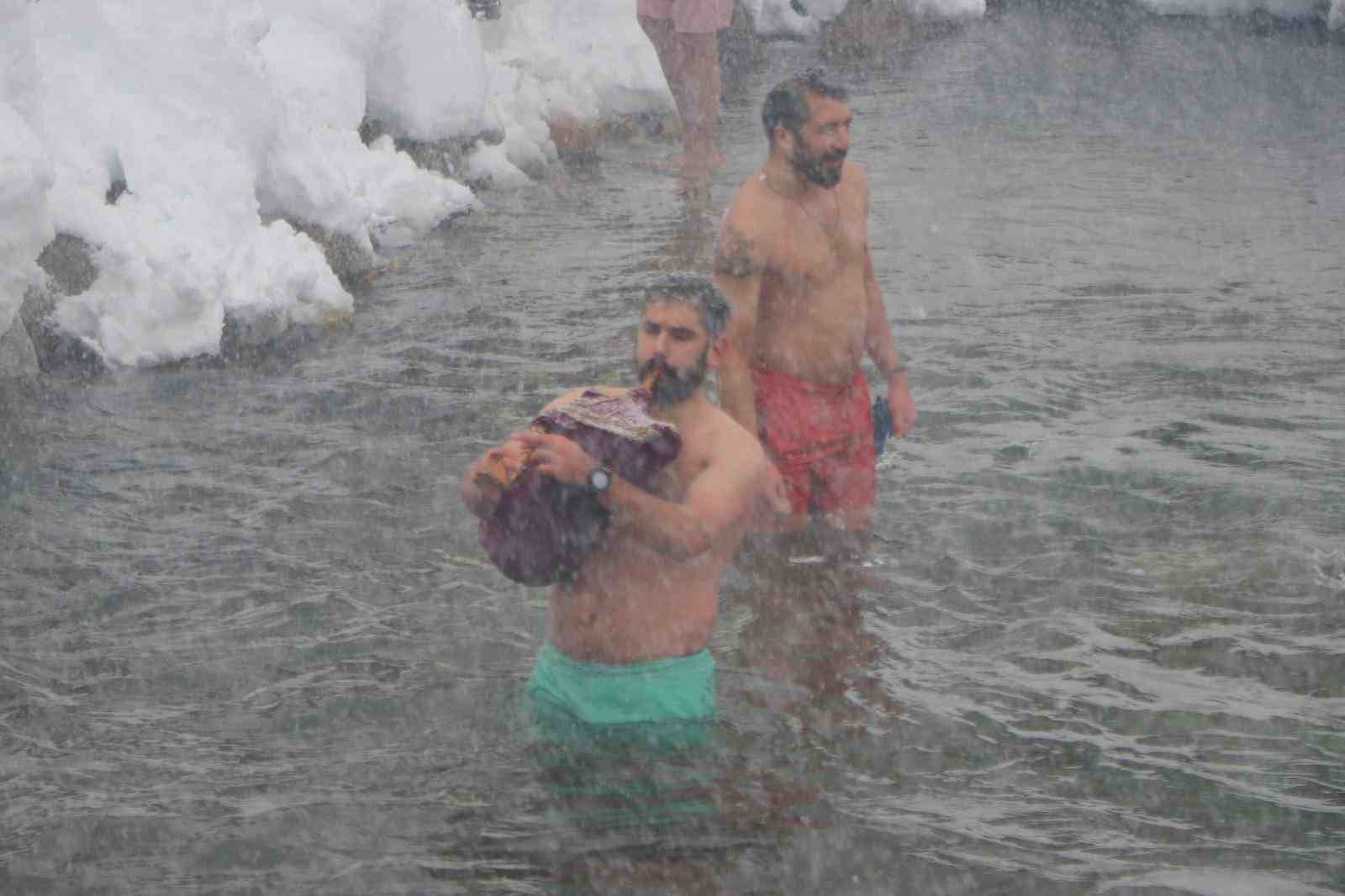 Buz gibi suda ’Yüzme Şenliği’
