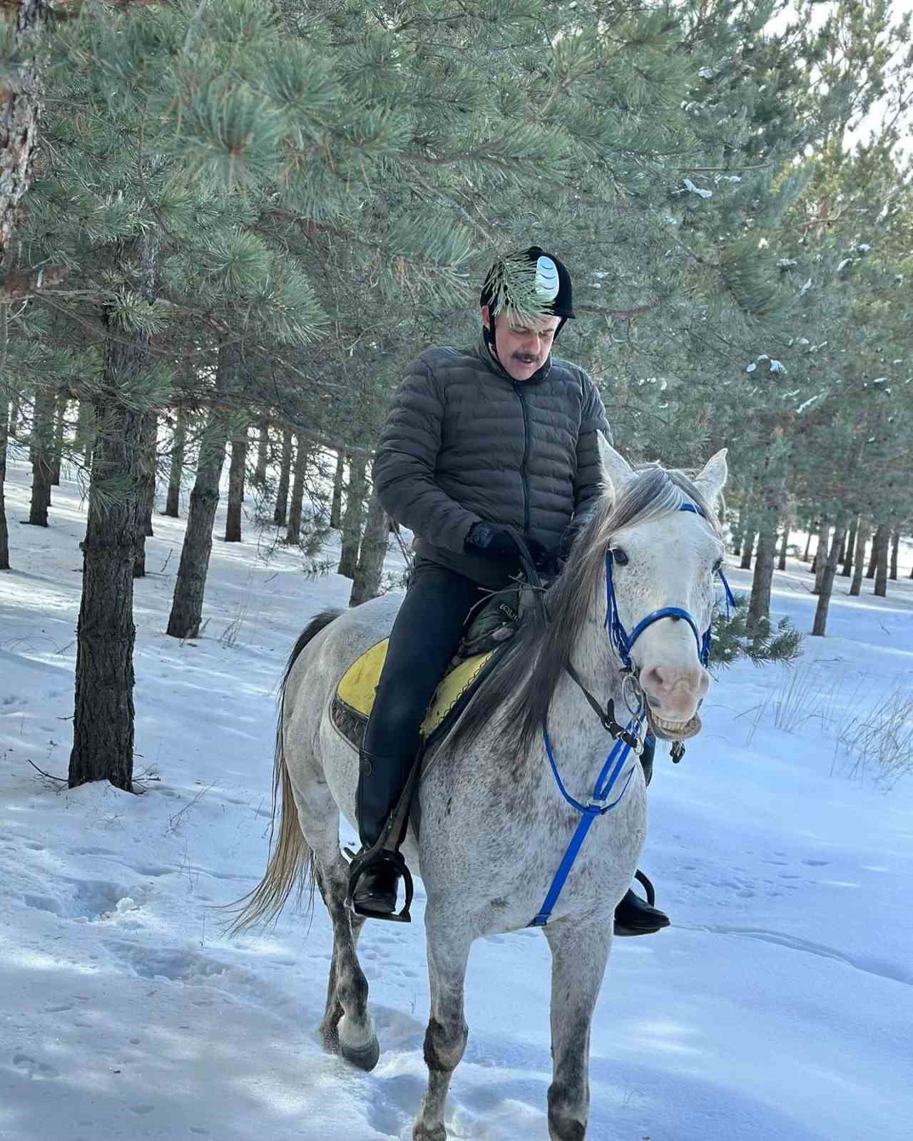 Vali &Ccedil;ift&ccedil;i&rsquo;den atla kar safarisi
