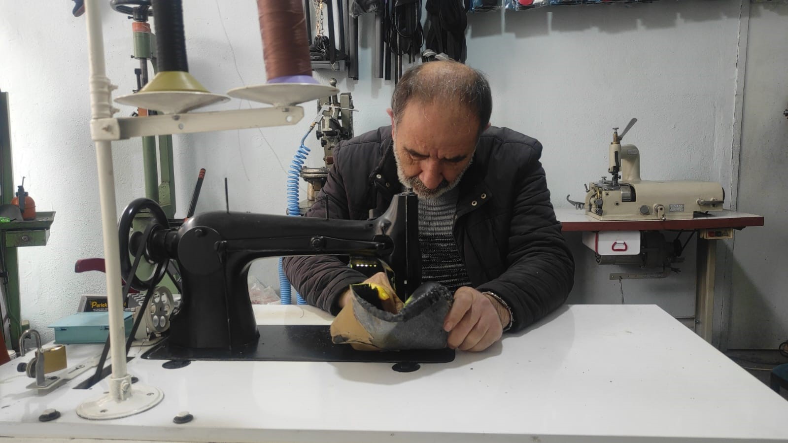 35 yıllık ayakkabıcı: "Meslek okulları çırak yetiştirirse en azından bu meslek dalı da ölmez”