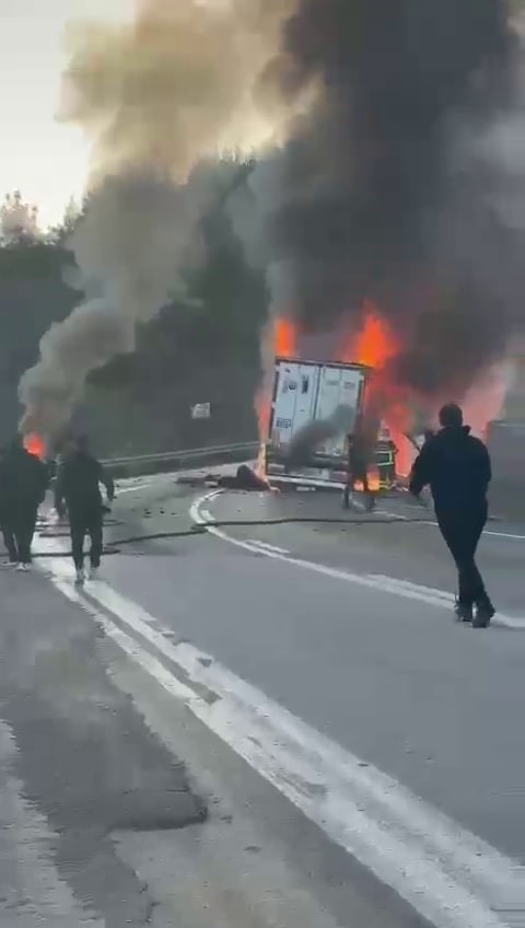 Sakarya’da seyir halindeki tır alev alev yandı