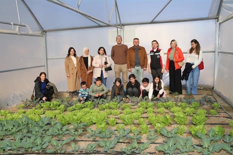 &Ouml;ğrenciler okulda tavuk besleyip sebzecilik yapıyor
