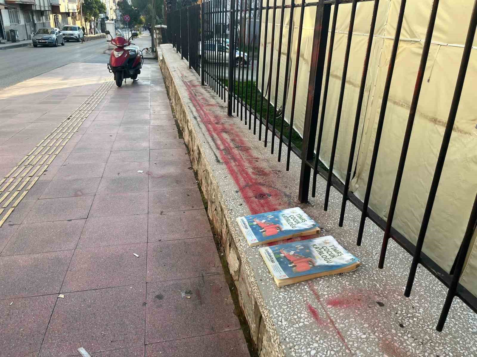 Çöpe atılan kitap ve giysileri toplayıp ihtiyaç sahiplerine ulaştırıyor