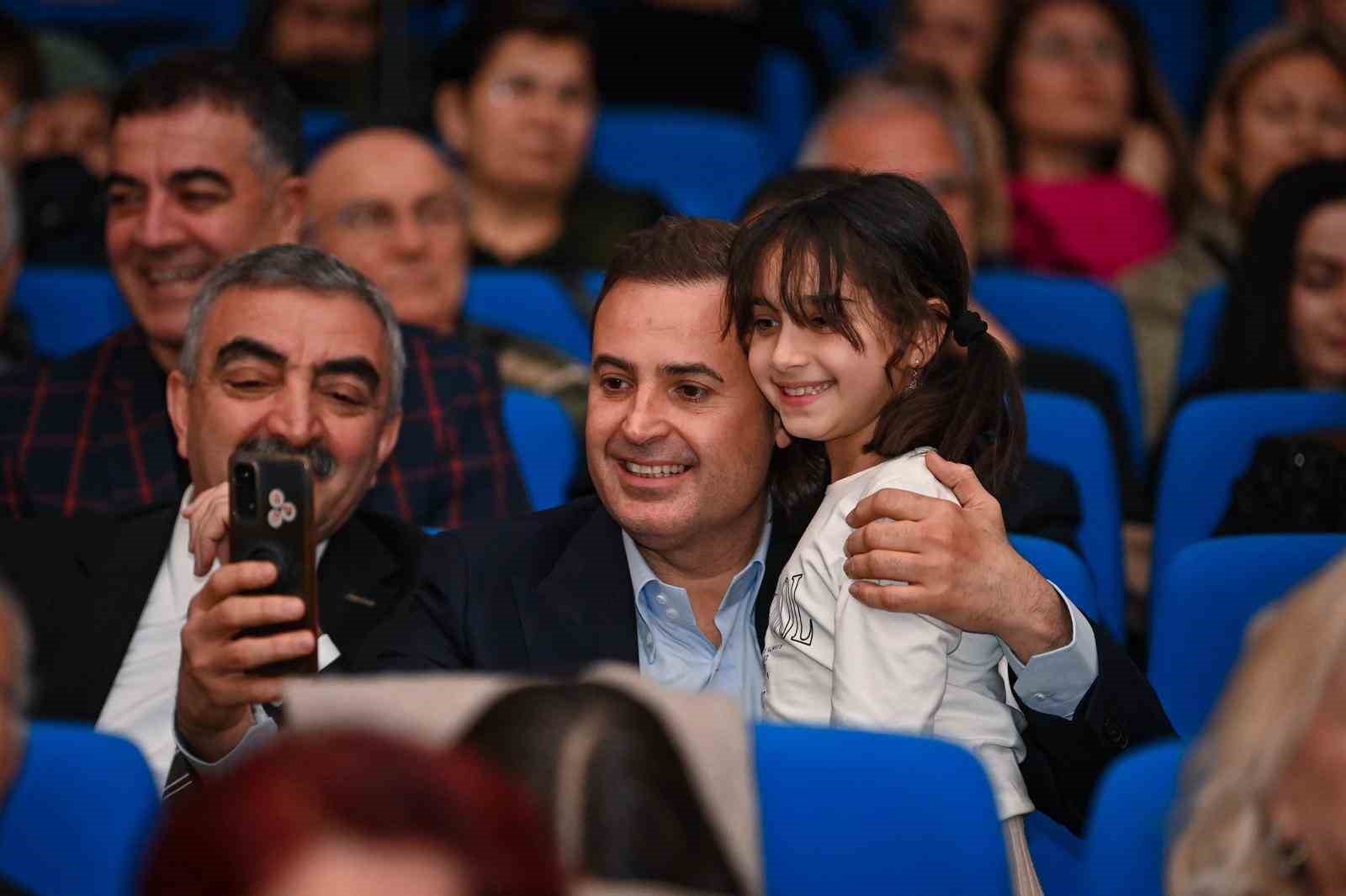 İzmir&rsquo;de Balıkesir r&uuml;zg&acirc;rı esti
