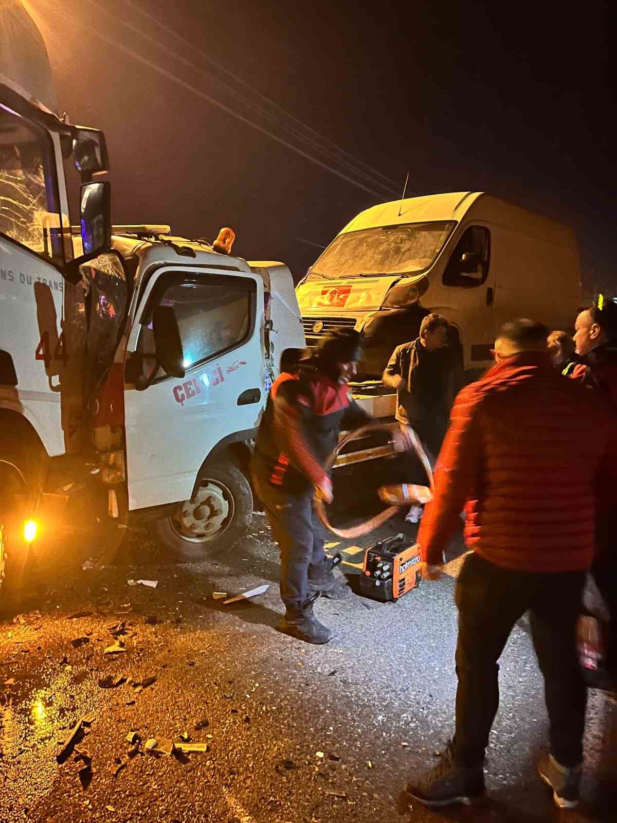 Milyonluk yarış atlarını taşıyan tır, &ccedil;ekici ile &ccedil;arpıştı
