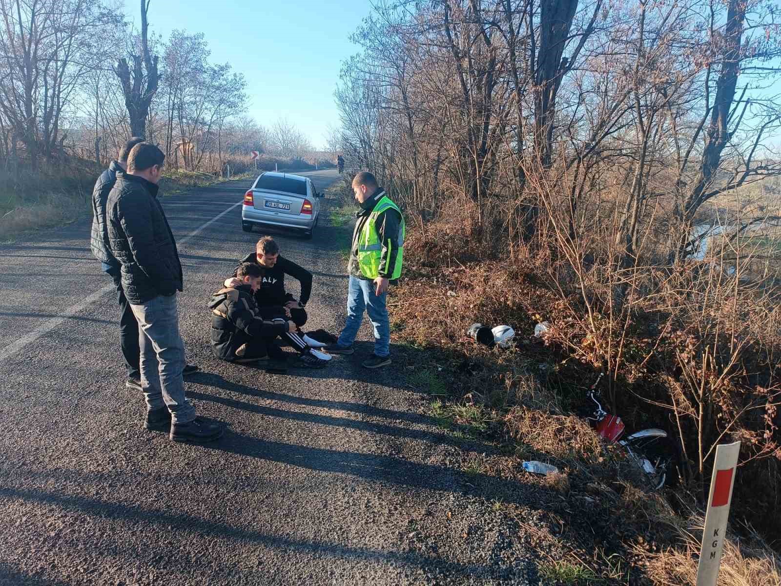 Virajı alamayan motosiklet s&uuml;r&uuml;c&uuml;s&uuml; kaza yaptı: 2 yaralı
