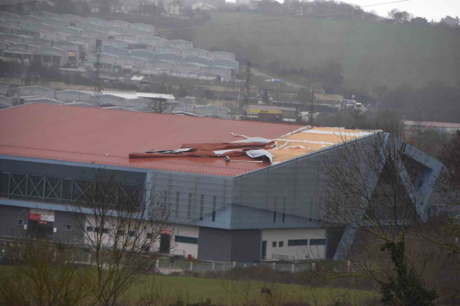 Sinop&rsquo;ta fırtınada spor salonunun &ccedil;atısı u&ccedil;tu
