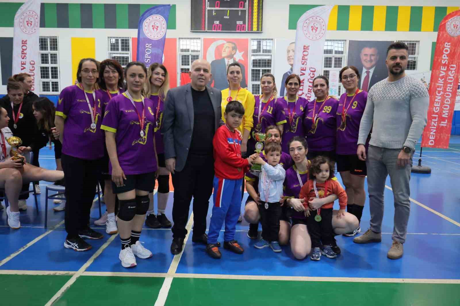 Veteran kadın hentbolcular Denizli’de buluştu