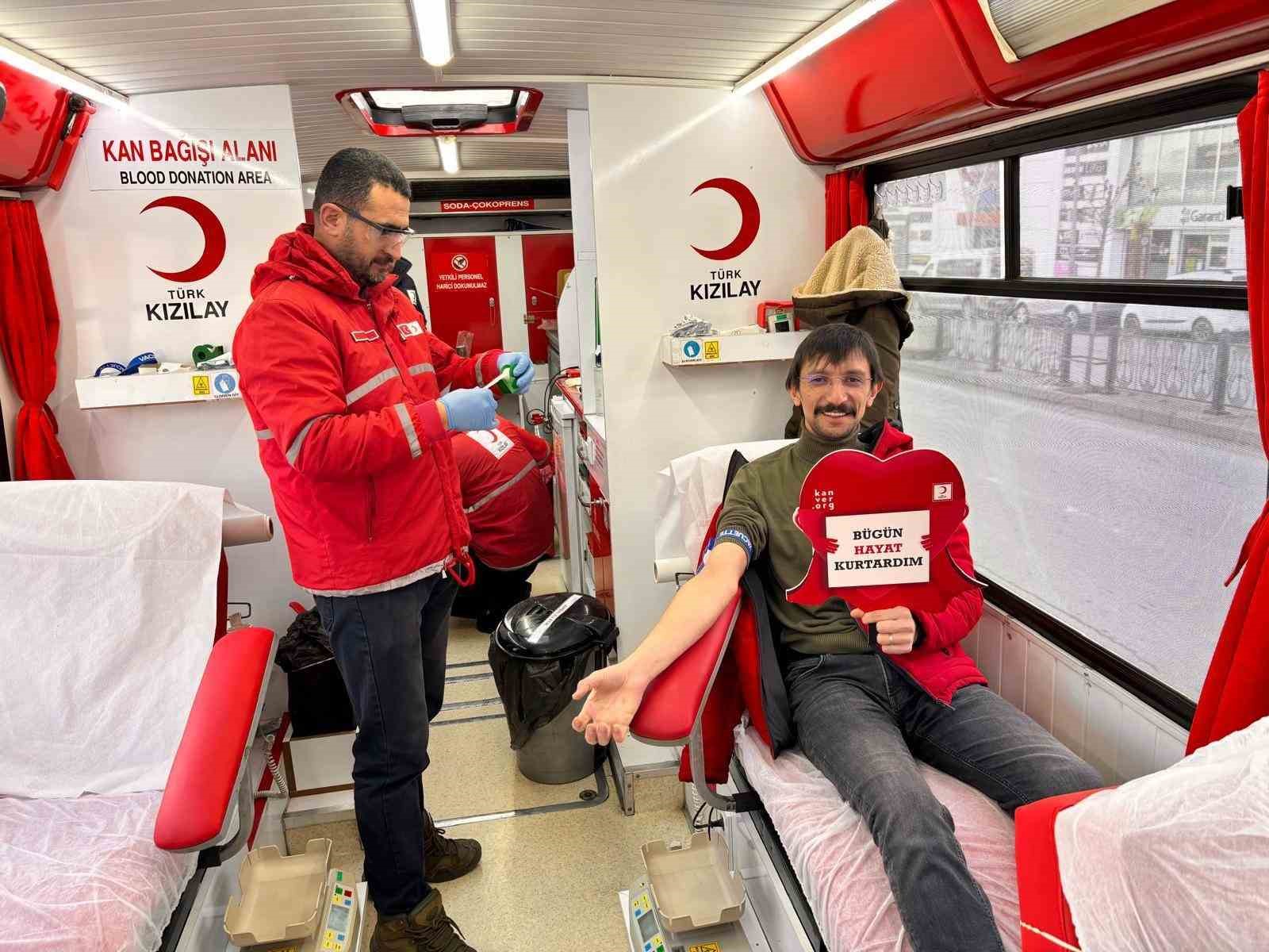 Gen&ccedil;lik liderleri ve g&ouml;n&uuml;ll&uuml; gen&ccedil;lerden kan bağışına destek
