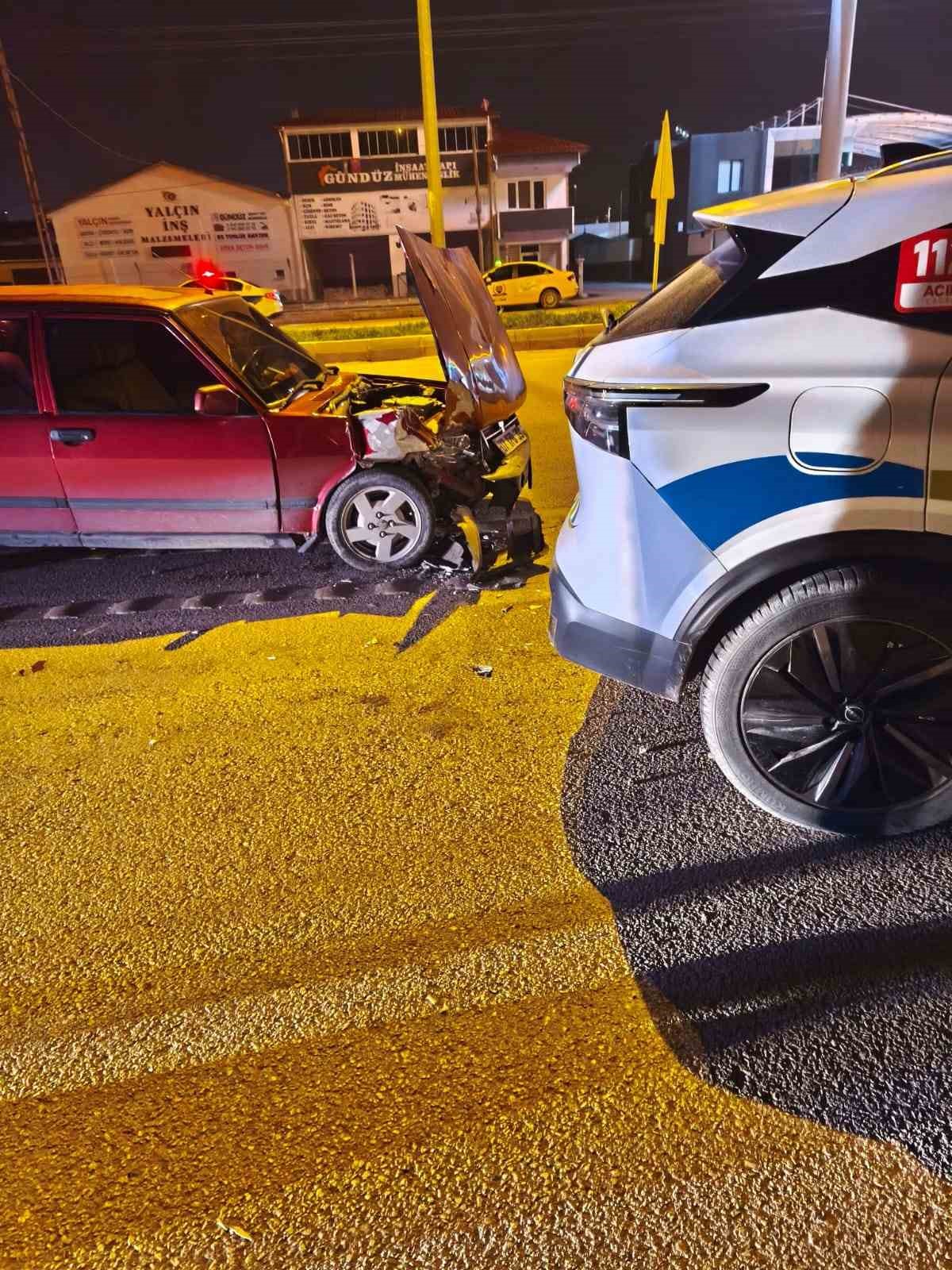 Amasya&rsquo;da alkoll&uuml; s&uuml;r&uuml;c&uuml;n&uuml;n kullandığı otomobil, alkol denetiminde polis otosuna &ccedil;arptı
