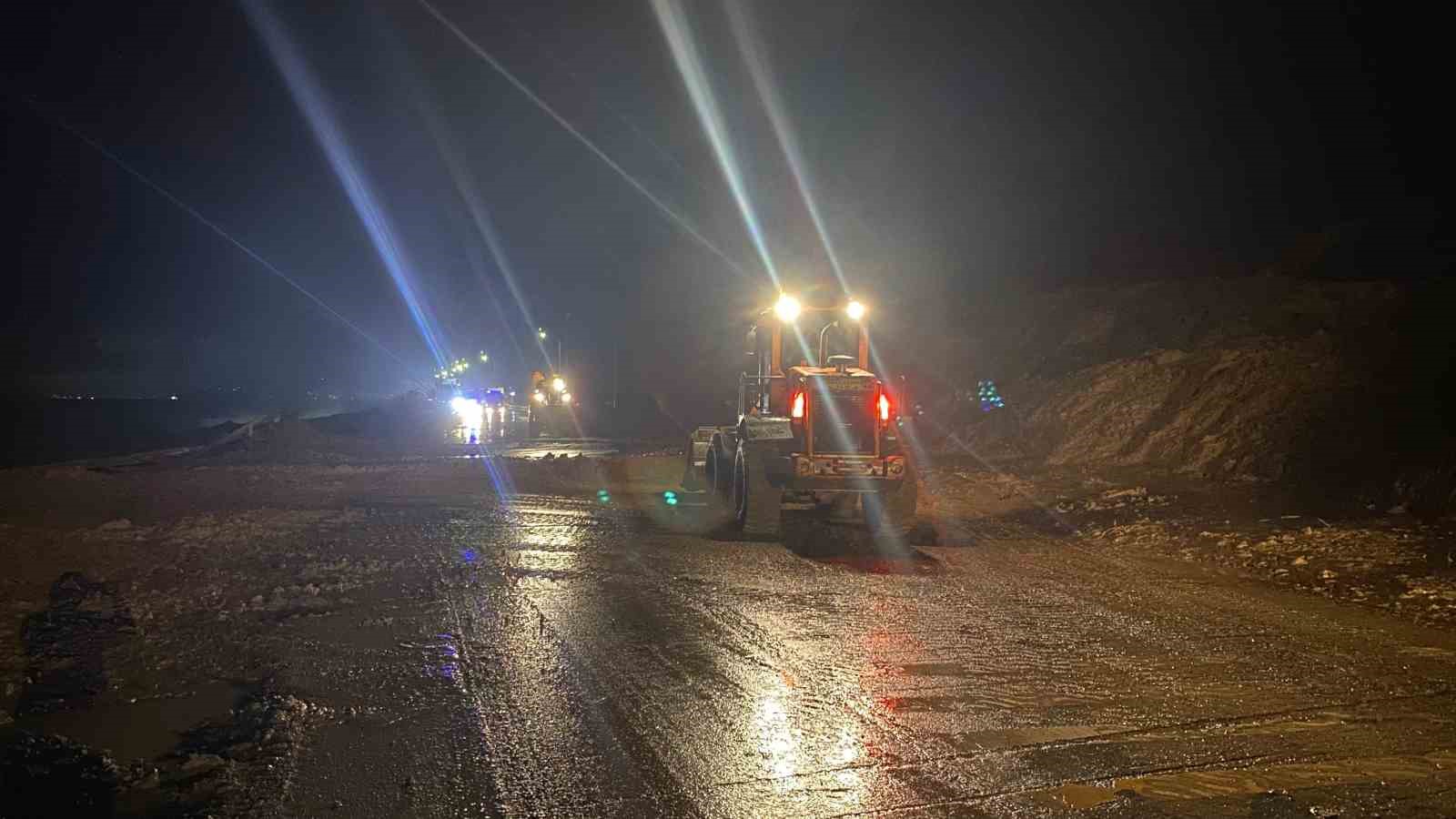 Heyelanın meydana geldiği yol çamurla doldu, trafik yine aksadı
