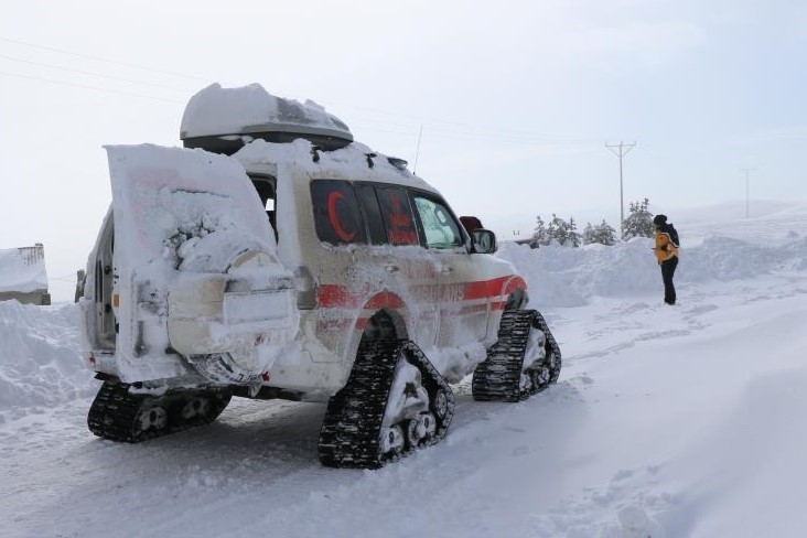 Erzincan’da karlı dağları aşan paletli ambulanslar hastaların derdine derman oluyor
