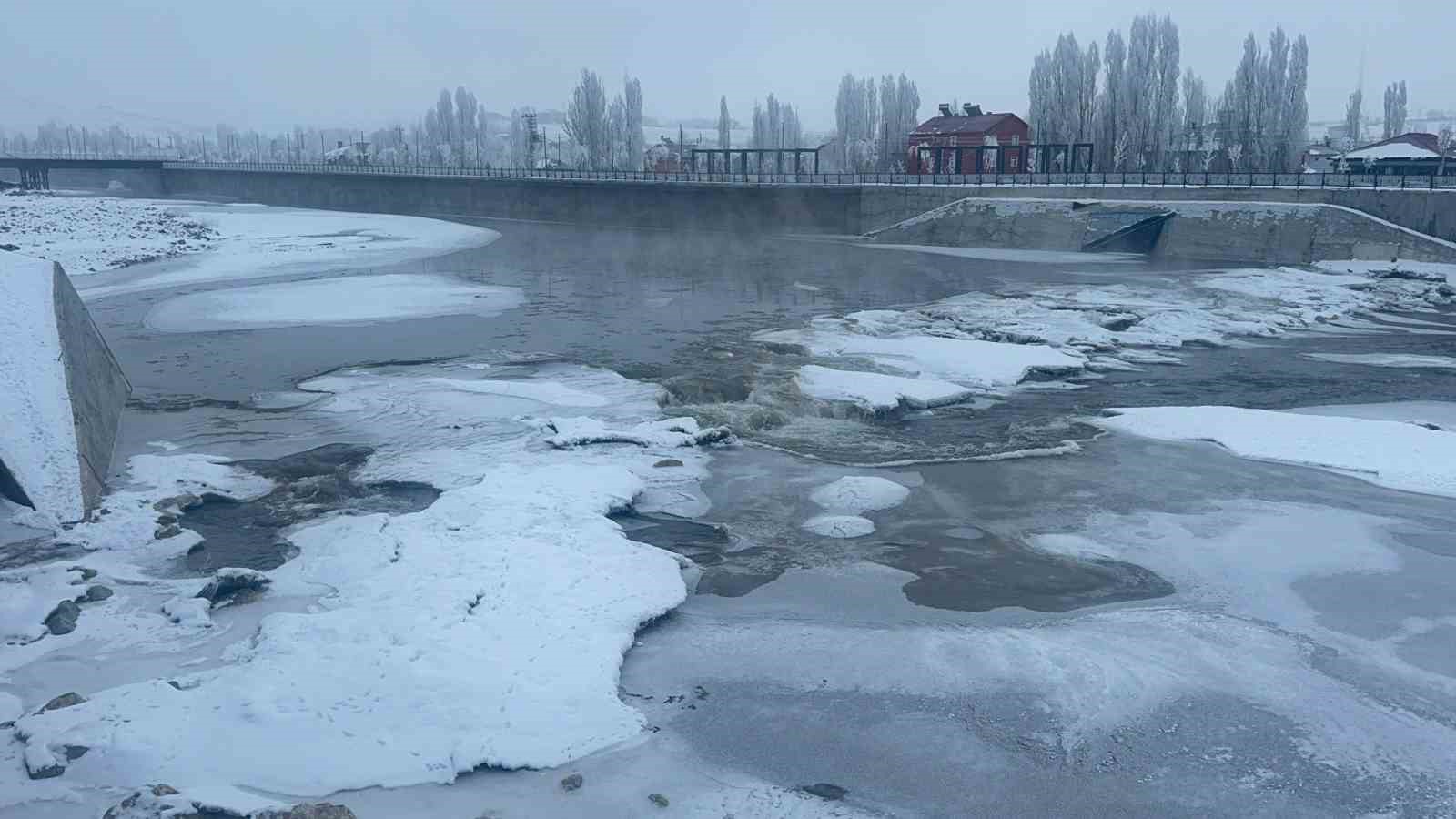 Yüzeyi buzla kaplanan Murat Nehri havadan görüntülendi
